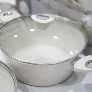 Black, heat-resistant bakelite handles securely riveted to the forged cookware for safe and comfortable grip.